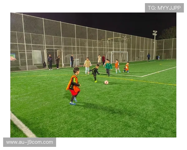 足球人賽前幻想時刻點燃綠茵夢想瞬間展現熱血追光故事新篇章序曲